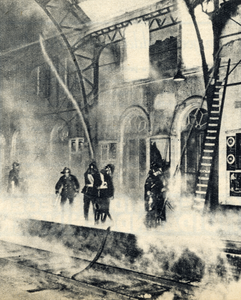 350199 Afbeelding van het blussen van de brand op het Centraal Station (Stationsplein) te Utrecht (Utrecht C.S.), ...